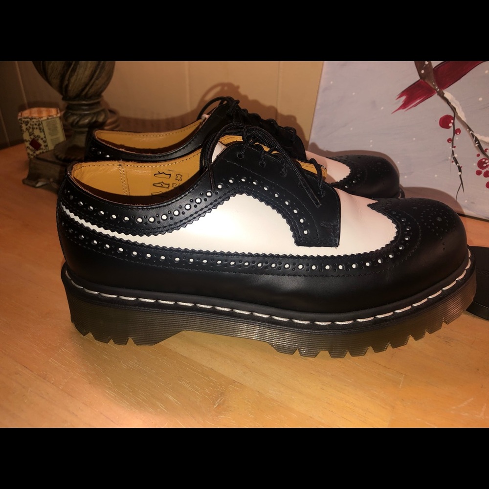 DR MARTENS…….Men’s Size 6 and Women’s size 8 but fit more like an 8.5